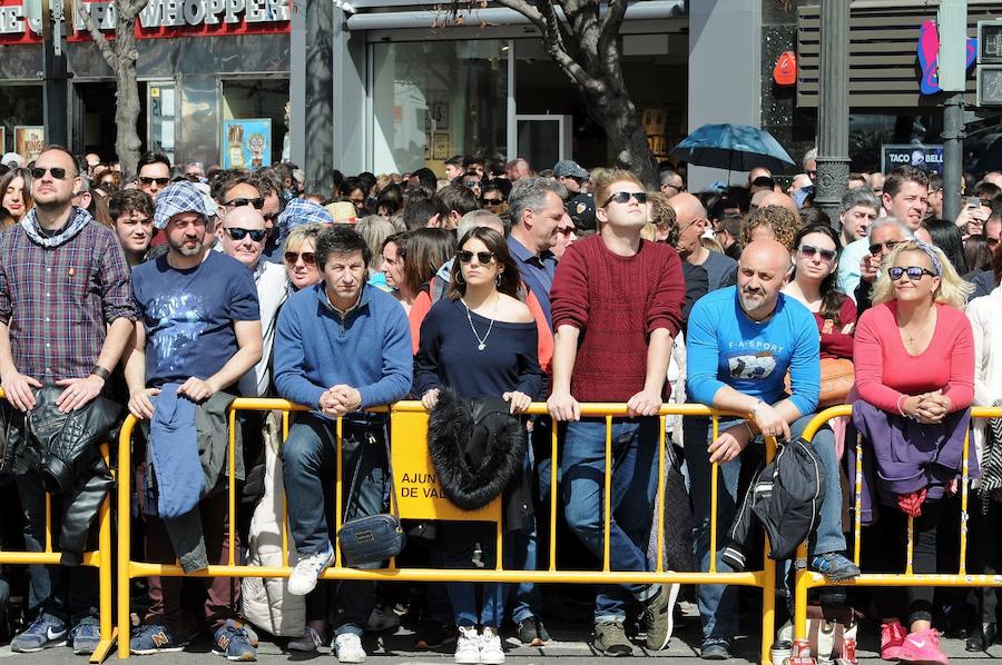 Valencia ha vibrado enfervorizada y se ha rendido a la elegancia y la brutalidad pirotécnica que ha desplegado este domingo Pirotecnia Valenciana en una plaza del Ayuntamiento abarrotada, que ha aplaudido la apuesta y la innovación de la penúltima mascletà de las Fallas de 2018.