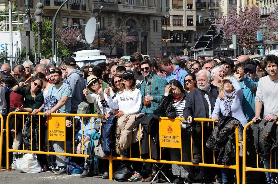 Valencia ha vibrado enfervorizada y se ha rendido a la elegancia y la brutalidad pirotécnica que ha desplegado este domingo Pirotecnia Valenciana en una plaza del Ayuntamiento abarrotada, que ha aplaudido la apuesta y la innovación de la penúltima mascletà de las Fallas de 2018.