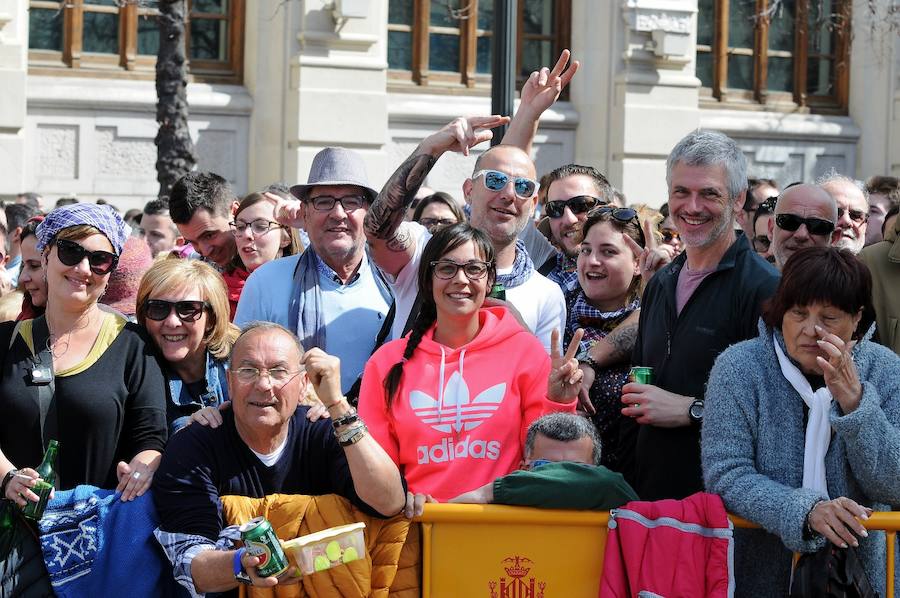 Valencia ha vibrado enfervorizada y se ha rendido a la elegancia y la brutalidad pirotécnica que ha desplegado este domingo Pirotecnia Valenciana en una plaza del Ayuntamiento abarrotada, que ha aplaudido la apuesta y la innovación de la penúltima mascletà de las Fallas de 2018.