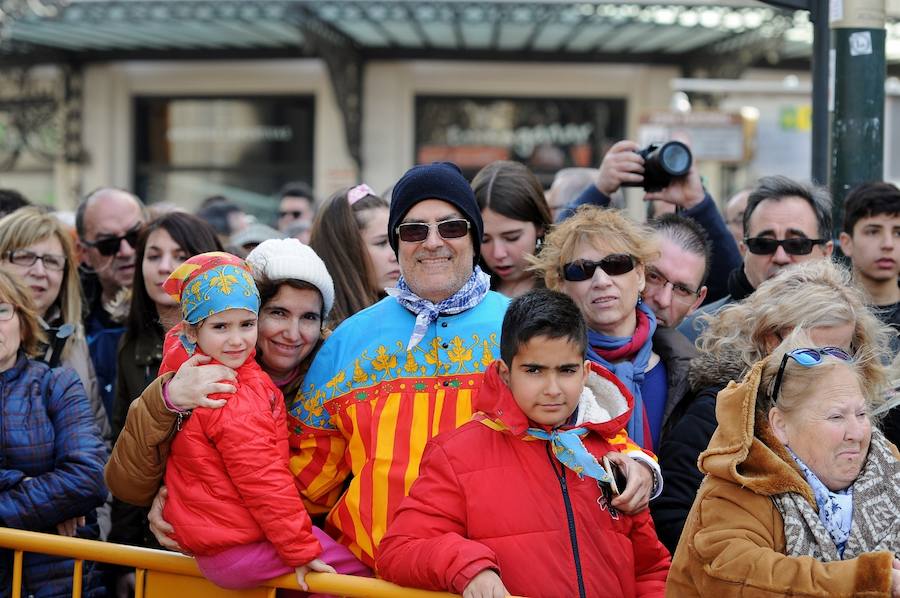 Valencia ha vibrado enfervorizada y se ha rendido a la elegancia y la brutalidad pirotécnica que ha desplegado este domingo Pirotecnia Valenciana en una plaza del Ayuntamiento abarrotada, que ha aplaudido la apuesta y la innovación de la penúltima mascletà de las Fallas de 2018.