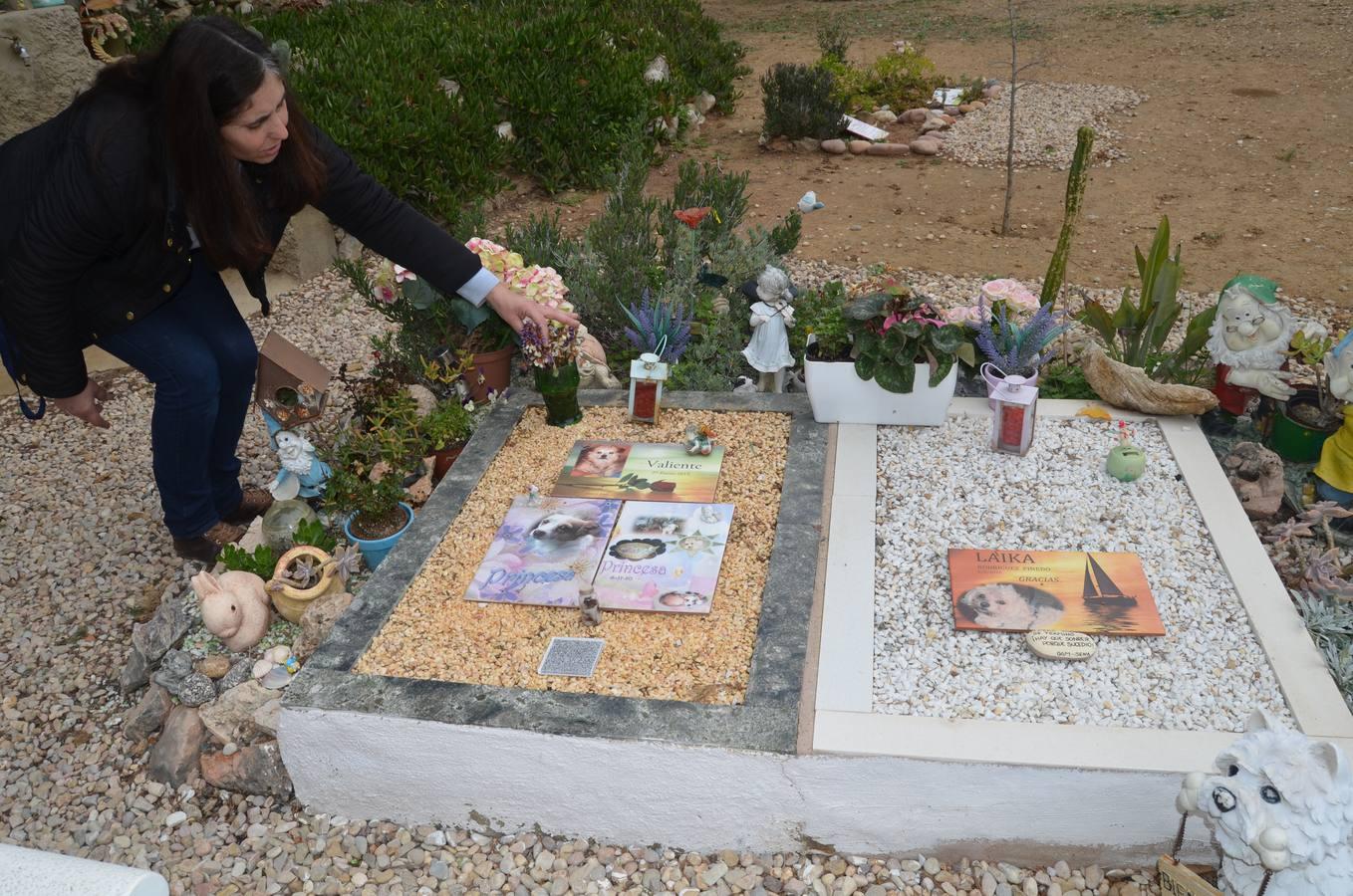 Monserrat acoge una de las tres necrópolis de mascotas más grandes de España.