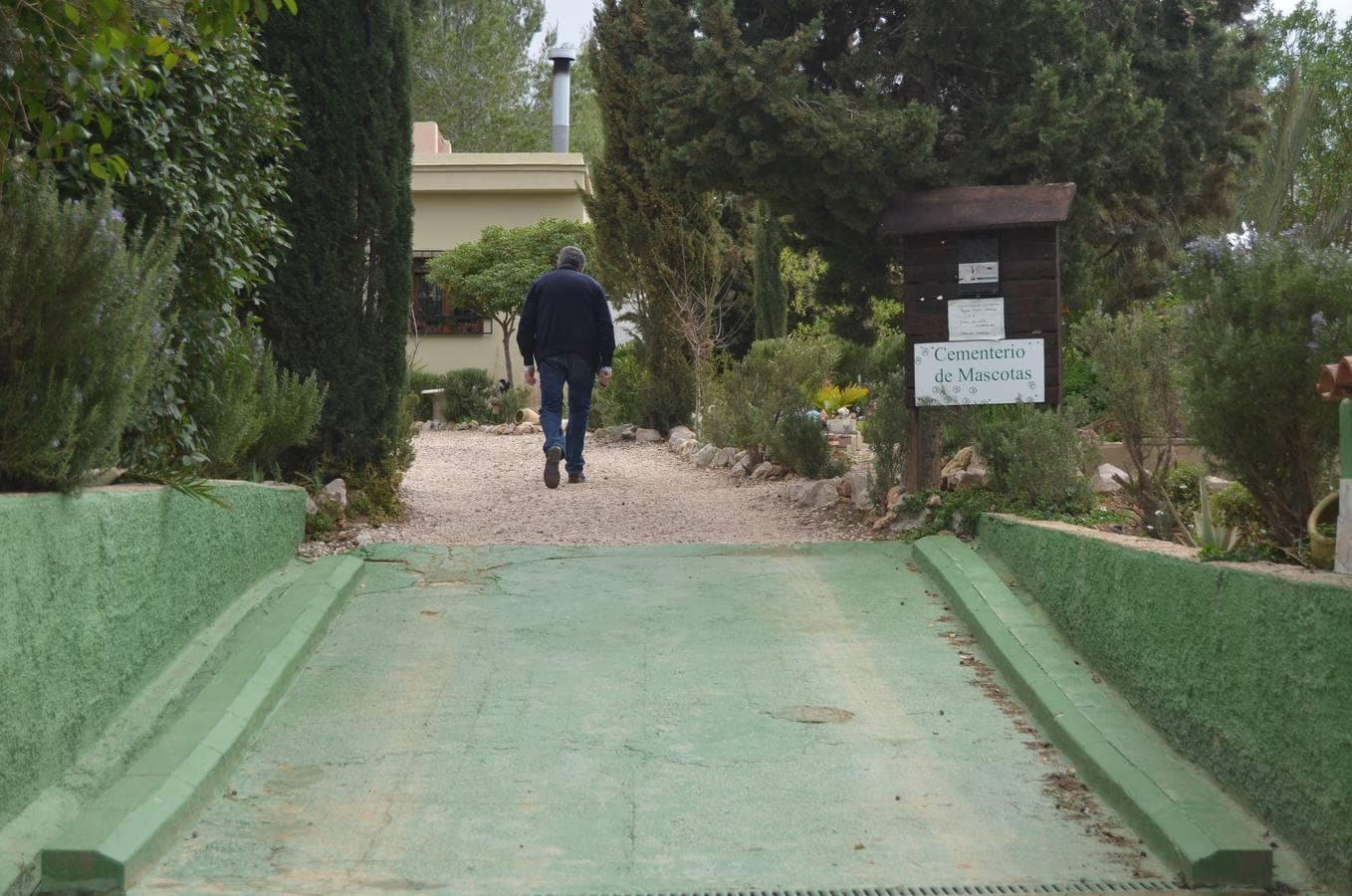 Monserrat acoge una de las tres necrópolis de mascotas más grandes de España.