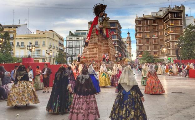 Galería. Ofrenda de flores a la Virgen de los Desamparados de las Fallas 2018.