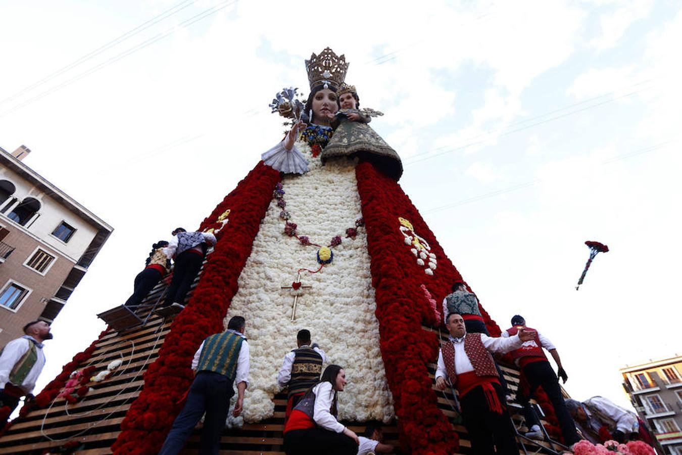 Fotos: Segundo día de la Ofrenda de flores a la Virgen de los Desamparados