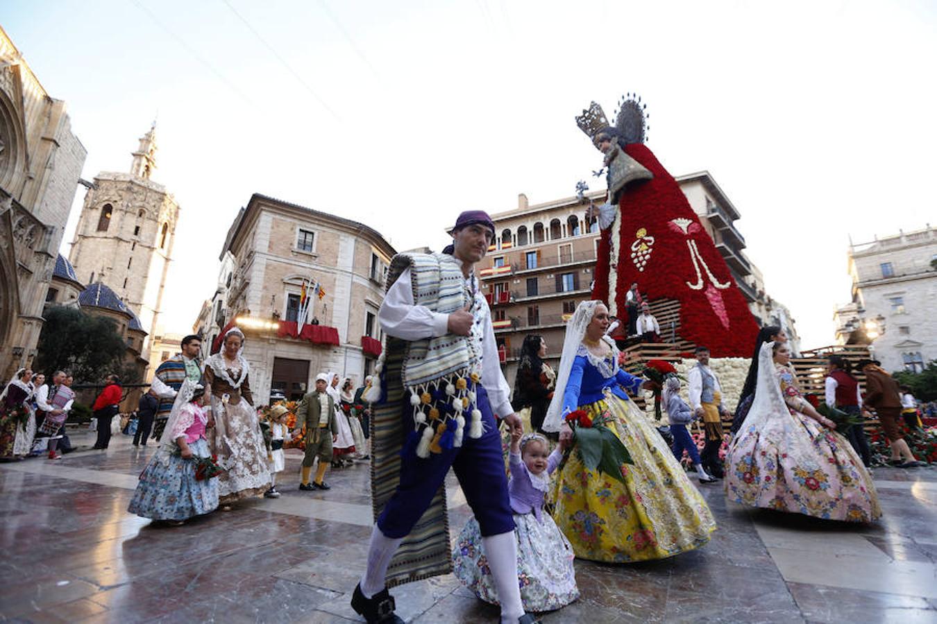 Fotos: Segundo día de la Ofrenda de flores a la Virgen de los Desamparados