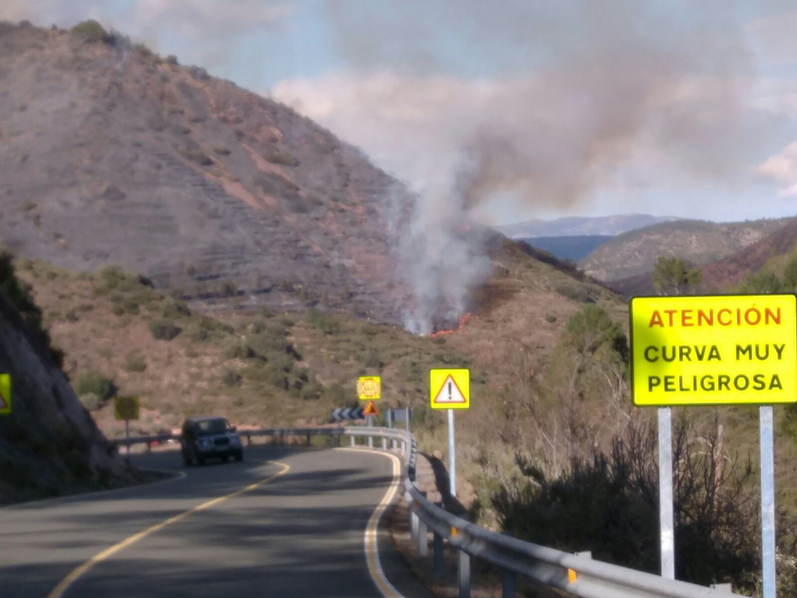 Efectivos aéreos y terrestres de bomberos trabajan en la extinción de un incendio en Montán