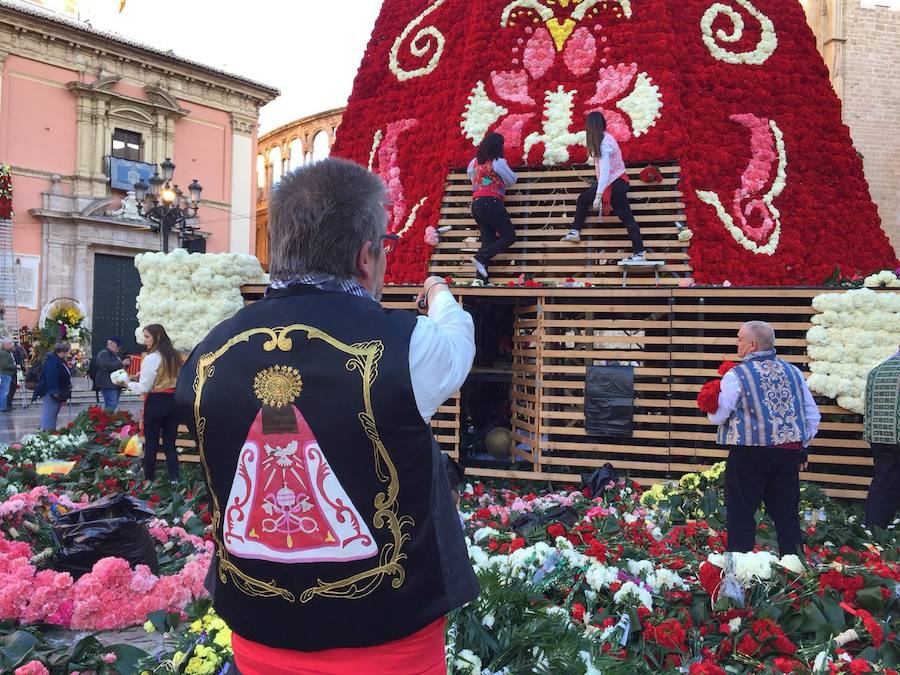 Fotos: Segundo día de la Ofrenda de flores a la Virgen de los Desamparados