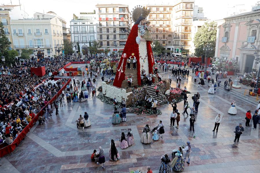 Fotos: Segundo día de la Ofrenda de flores a la Virgen de los Desamparados