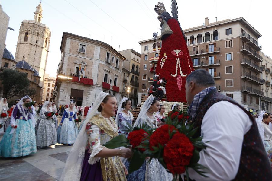 Fotos: Segundo día de la Ofrenda de flores a la Virgen de los Desamparados