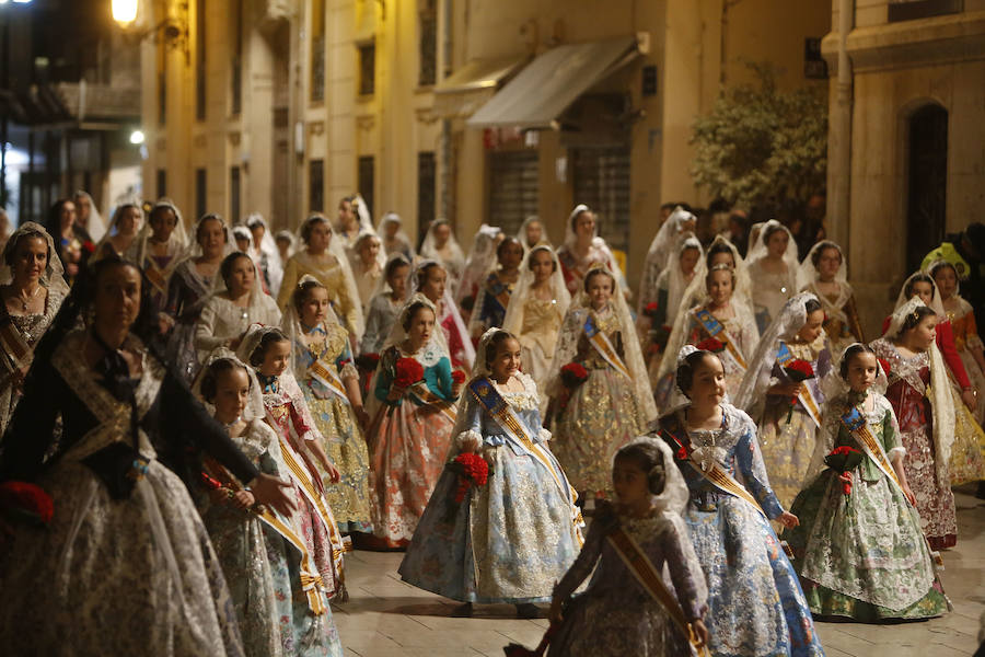 La Ofrenda de flores a la Virgen de los Desamparados se convierte en la concentración más multitudinaria de falleros al participar todas las comisiones pertenecientes a Junta Central Fallera, además de las casas regionales presentes en Valencia, así como Juntas Locales Falleras de municipios de la Comunitat Valenciana.