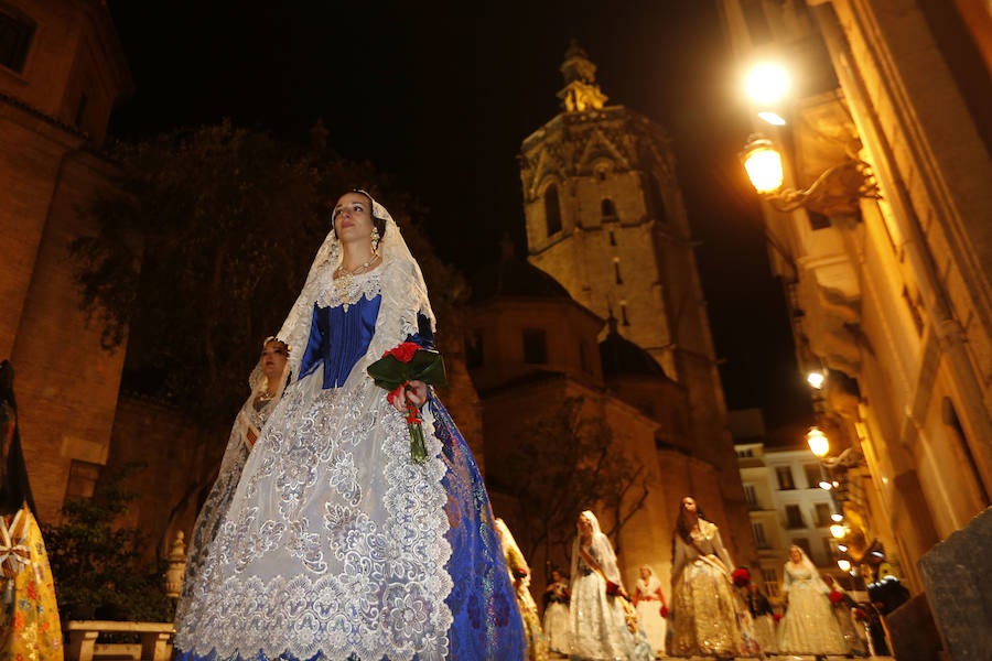 La Ofrenda de flores a la Virgen de los Desamparados se convierte en la concentración más multitudinaria de falleros al participar todas las comisiones pertenecientes a Junta Central Fallera, además de las casas regionales presentes en Valencia, así como Juntas Locales Falleras de municipios de la Comunitat Valenciana.