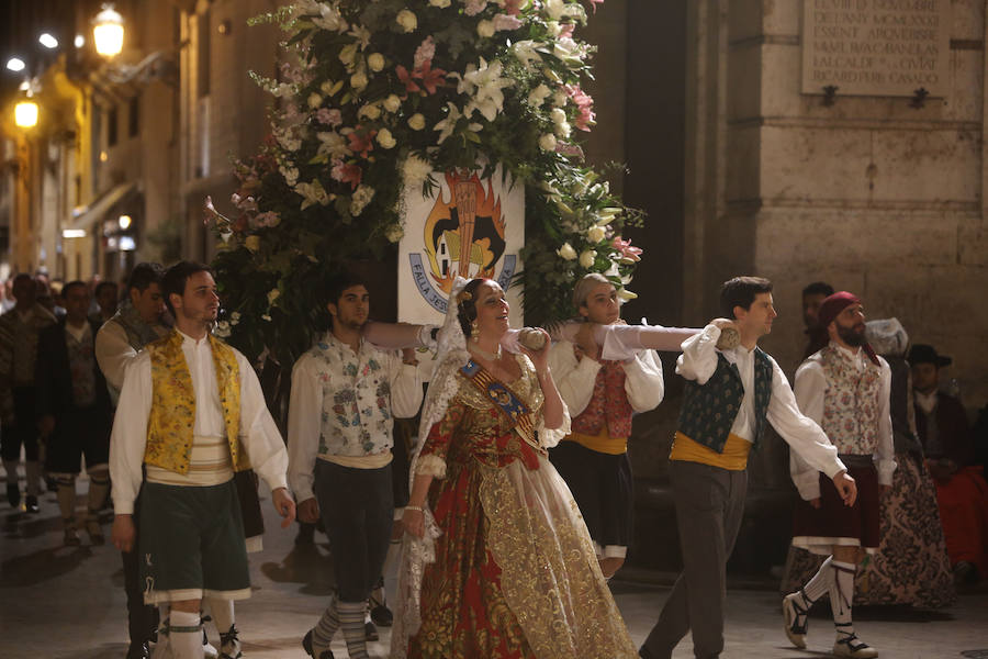 La Ofrenda de flores a la Virgen de los Desamparados se convierte en la concentración más multitudinaria de falleros al participar todas las comisiones pertenecientes a Junta Central Fallera, además de las casas regionales presentes en Valencia, así como Juntas Locales Falleras de municipios de la Comunitat Valenciana.