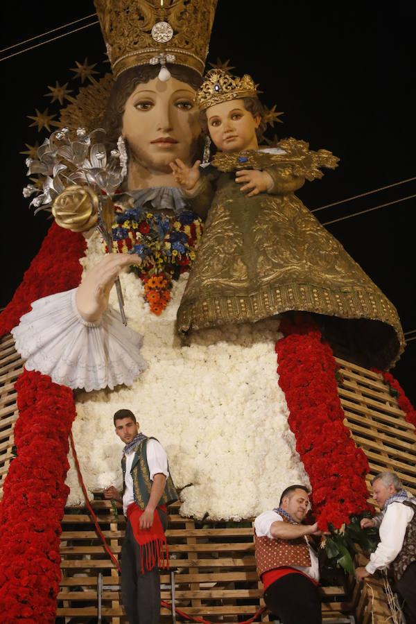 La Ofrenda de flores a la Virgen de los Desamparados se convierte en la concentración más multitudinaria de falleros al participar todas las comisiones pertenecientes a Junta Central Fallera, además de las casas regionales presentes en Valencia, así como Juntas Locales Falleras de municipios de la Comunitat Valenciana.