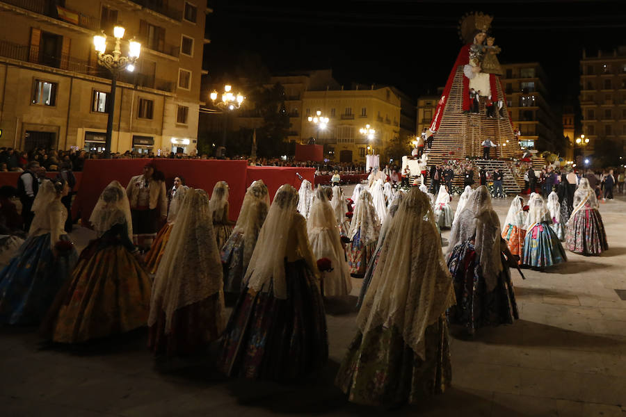 La Ofrenda de flores a la Virgen de los Desamparados se convierte en la concentración más multitudinaria de falleros al participar todas las comisiones pertenecientes a Junta Central Fallera, además de las casas regionales presentes en Valencia, así como Juntas Locales Falleras de municipios de la Comunitat Valenciana.