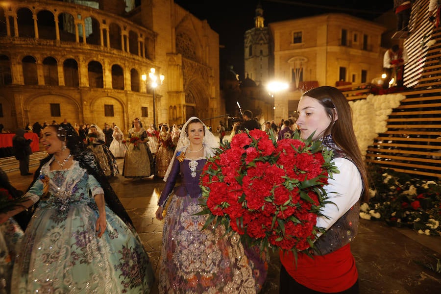 La Ofrenda de flores a la Virgen de los Desamparados se convierte en la concentración más multitudinaria de falleros al participar todas las comisiones pertenecientes a Junta Central Fallera, además de las casas regionales presentes en Valencia, así como Juntas Locales Falleras de municipios de la Comunitat Valenciana.