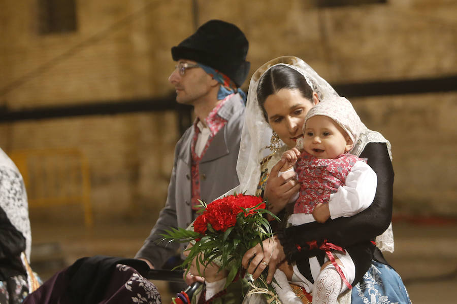 La Ofrenda de flores a la Virgen de los Desamparados se convierte en la concentración más multitudinaria de falleros al participar todas las comisiones pertenecientes a Junta Central Fallera, además de las casas regionales presentes en Valencia, así como Juntas Locales Falleras de municipios de la Comunitat Valenciana.