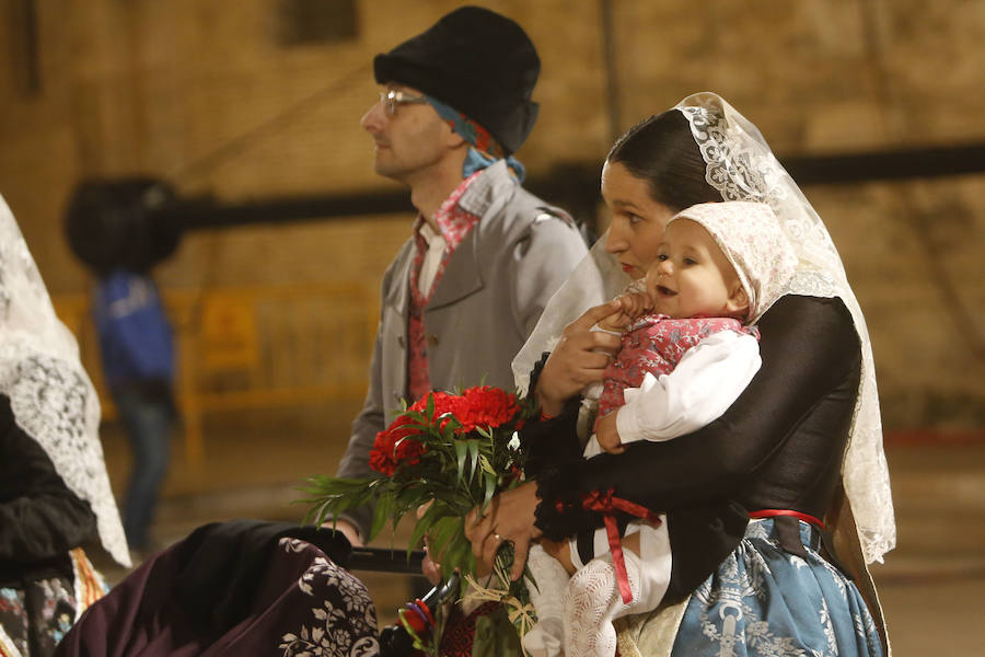 La Ofrenda de flores a la Virgen de los Desamparados se convierte en la concentración más multitudinaria de falleros al participar todas las comisiones pertenecientes a Junta Central Fallera, además de las casas regionales presentes en Valencia, así como Juntas Locales Falleras de municipios de la Comunitat Valenciana.