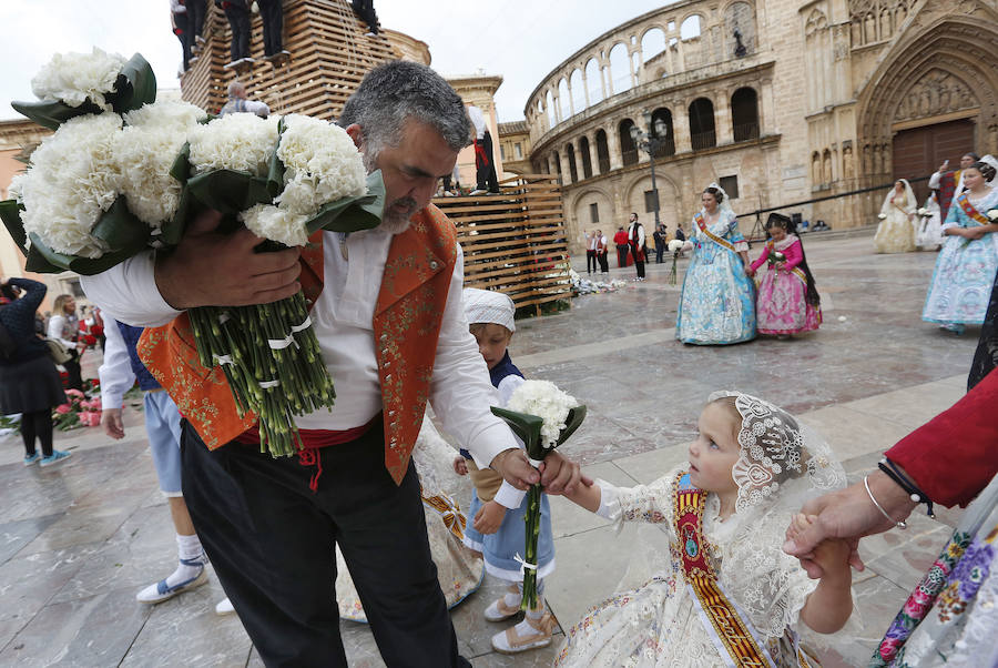 La Ofrenda de flores a la Virgen de los Desamparados se convierte en la concentración más multitudinaria de falleros al participar todas las comisiones pertenecientes a Junta Central Fallera, además de las casas regionales presentes en Valencia, así como Juntas Locales Falleras de municipios de la Comunitat Valenciana.