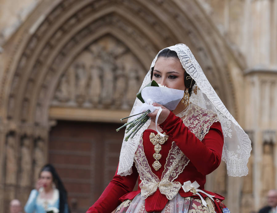 La Ofrenda de flores a la Virgen de los Desamparados se convierte en la concentración más multitudinaria de falleros al participar todas las comisiones pertenecientes a Junta Central Fallera, además de las casas regionales presentes en Valencia, así como Juntas Locales Falleras de municipios de la Comunitat Valenciana.