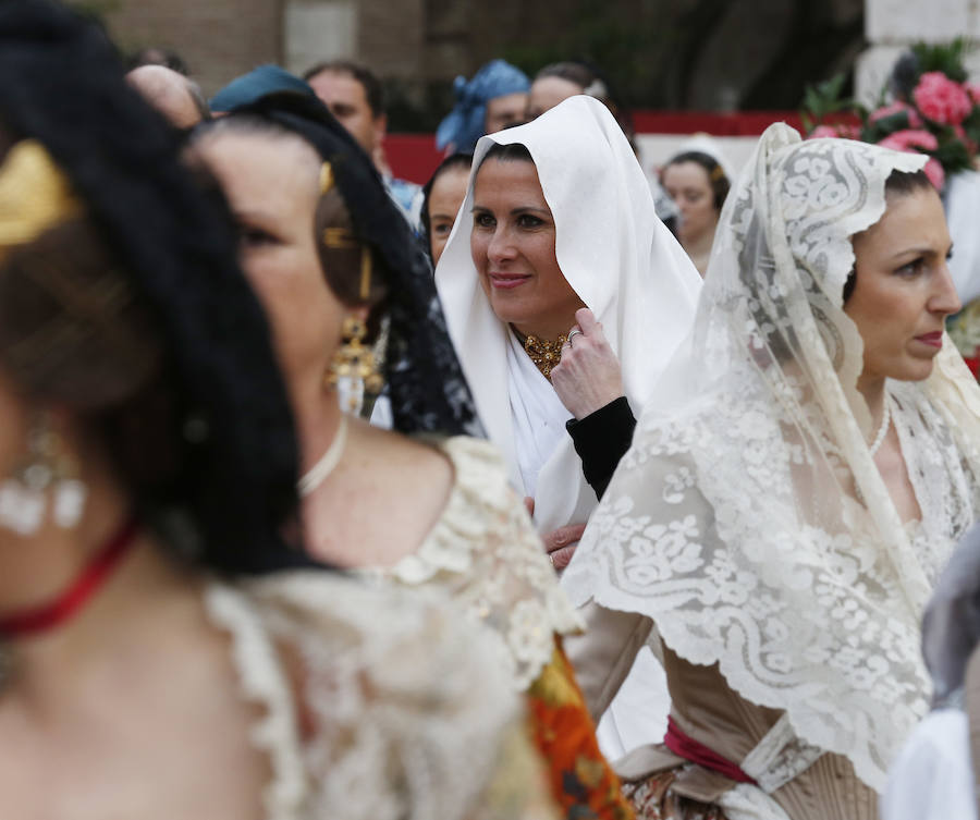 La Ofrenda de flores a la Virgen de los Desamparados se convierte en la concentración más multitudinaria de falleros al participar todas las comisiones pertenecientes a Junta Central Fallera, además de las casas regionales presentes en Valencia, así como Juntas Locales Falleras de municipios de la Comunitat Valenciana.