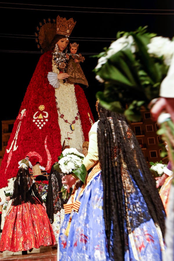 Fotos: Segundo día de la Ofrenda de flores a la Virgen de los Desamparados