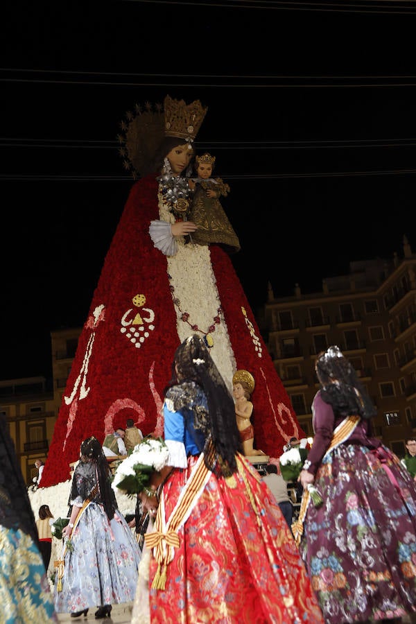 Fotos: Segundo día de la Ofrenda de flores a la Virgen de los Desamparados