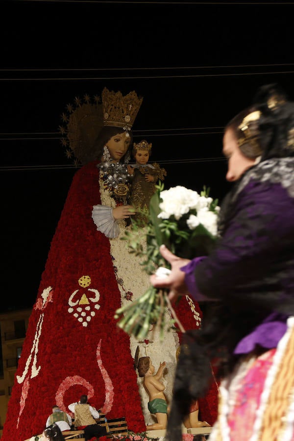 Fotos: Segundo día de la Ofrenda de flores a la Virgen de los Desamparados