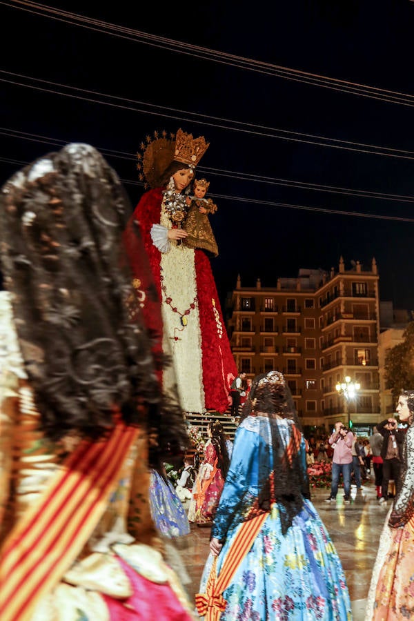 Fotos: Segundo día de la Ofrenda de flores a la Virgen de los Desamparados