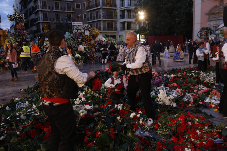 Fotos: Segundo día de la Ofrenda de flores a la Virgen de los Desamparados