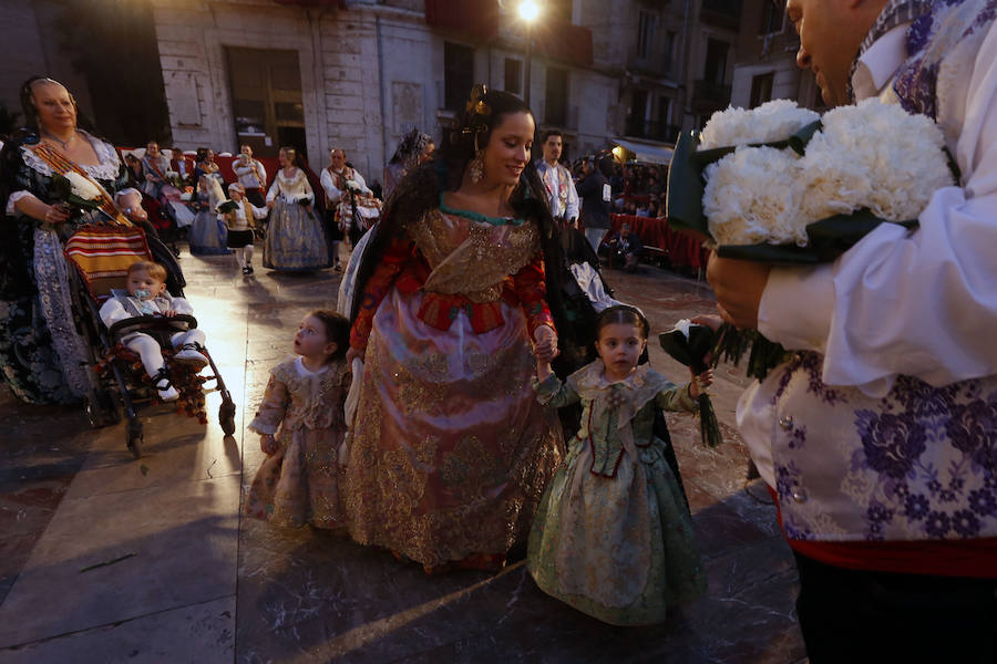 Fotos: Segundo día de la Ofrenda de flores a la Virgen de los Desamparados