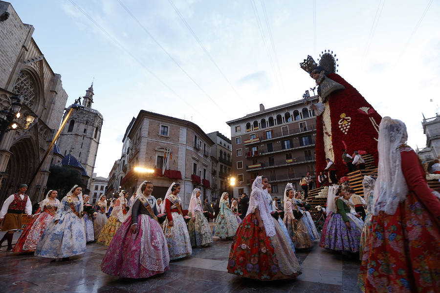 Fotos: Segundo día de la Ofrenda de flores a la Virgen de los Desamparados