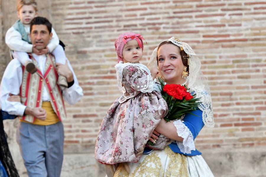 Fotos: Los rostros de la segunda jornada de la Ofrenda de flores a la Virgen de los Desamparados