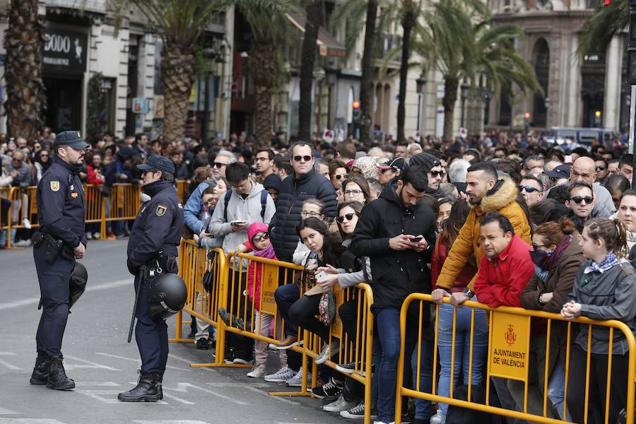 La pirotecnia de Burriana ofrece un disparo contundente e intenso marcado por el viento registrado en el centro de Valencia