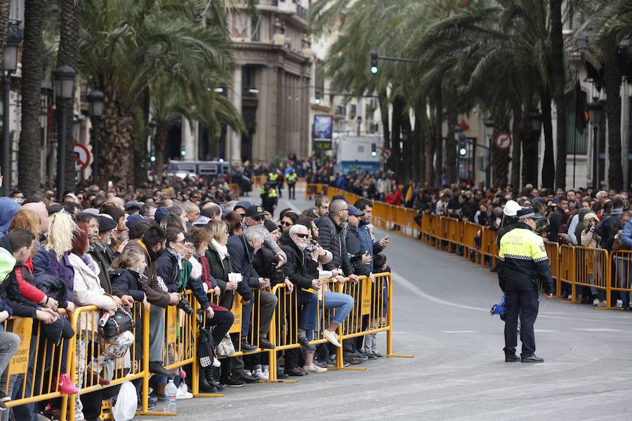 La pirotecnia de Burriana ofrece un disparo contundente e intenso marcado por el viento registrado en el centro de Valencia