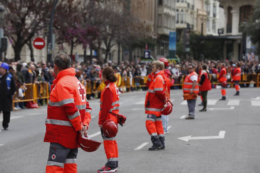 La pirotecnia de Burriana ofrece un disparo contundente e intenso marcado por el viento registrado en el centro de Valencia