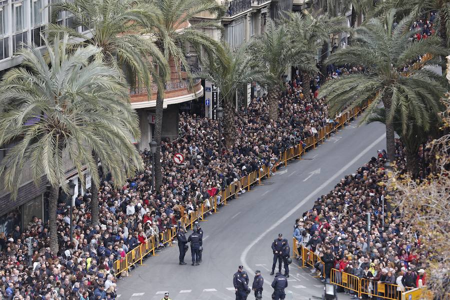 La pirotecnia de Burriana ofrece un disparo contundente e intenso marcado por el viento registrado en el centro de Valencia