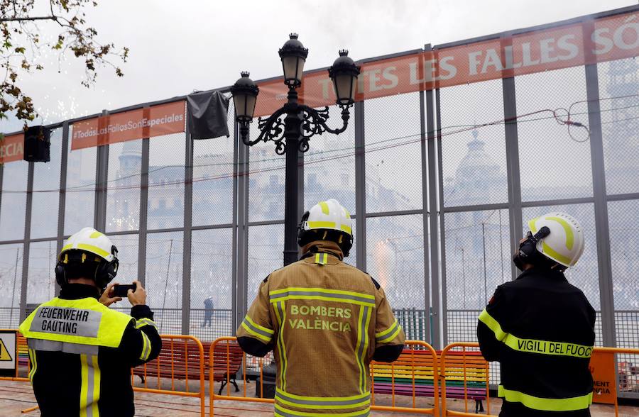 La pirotecnia de Burriana ofrece un disparo contundente e intenso marcado por el viento registrado en el centro de Valencia