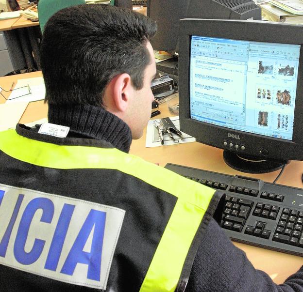 Un policía observa las imágenes intervenidas en una operación contra la pornografía infantil. 