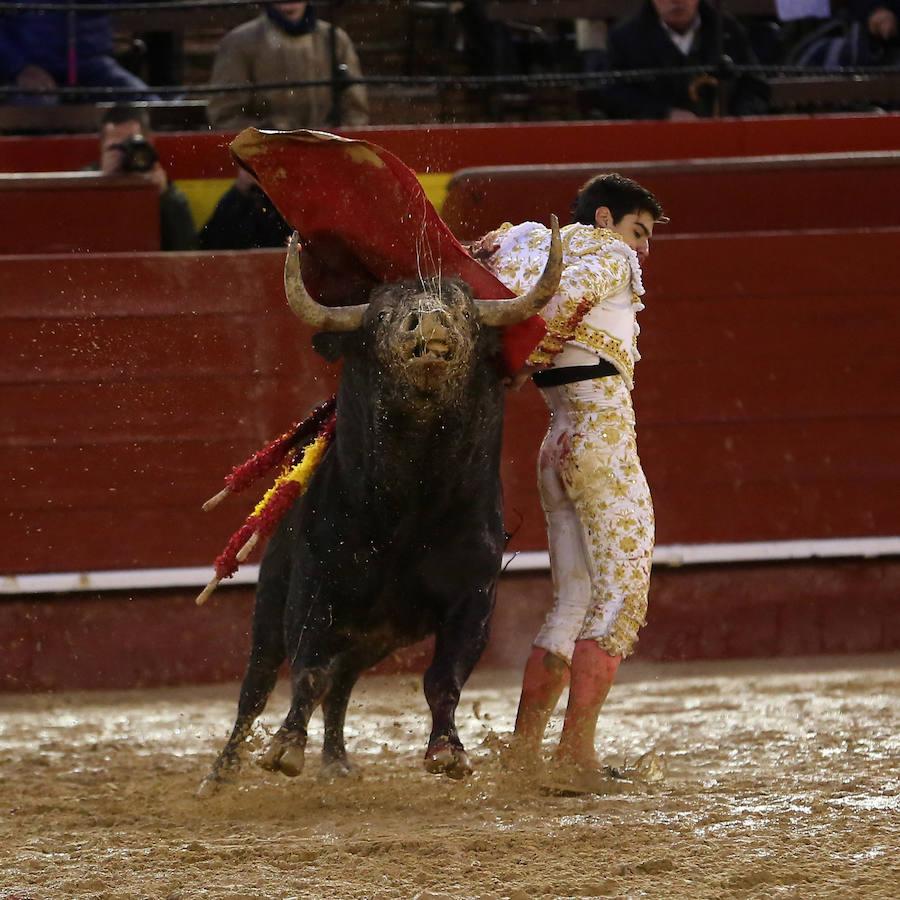 El joven matador venezolano Jesús Enrique Colombo cortó la única oreja concedida en la corrida que cerró este lunes la feria de Fallas, celebrada bajo un aguacero y en la que los fallos con la espada dejaron sin premio dos buenas y templadas faenas de los extremeños Antonio Ferrera y Ginés Marín.