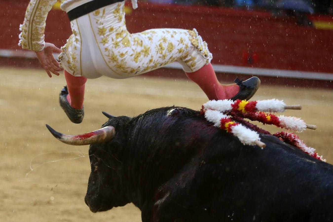 El joven matador venezolano Jesús Enrique Colombo cortó la única oreja concedida en la corrida que cerró este lunes la feria de Fallas, celebrada bajo un aguacero y en la que los fallos con la espada dejaron sin premio dos buenas y templadas faenas de los extremeños Antonio Ferrera y Ginés Marín.