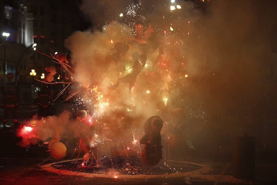 Fotos: Cremà de la falla infantil municipal de las Fallas 2018