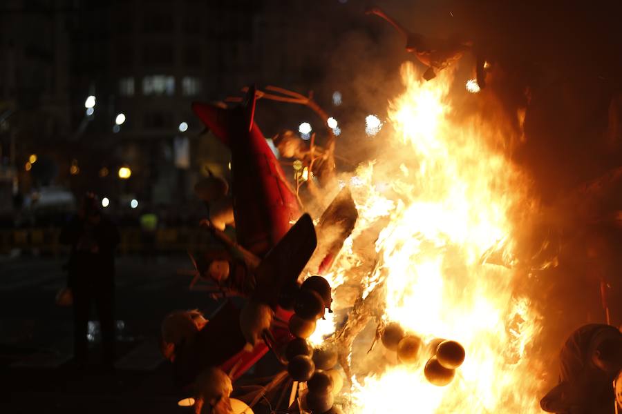 Fotos: Cremà de la falla infantil municipal de las Fallas 2018