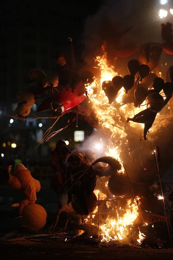 Fotos: Cremà de la falla infantil municipal de las Fallas 2018