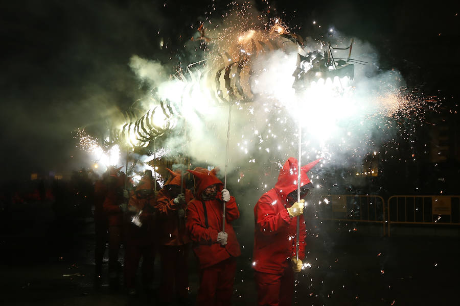 Fotos: Así ha sido la Cavalcada del Foc de las Fallas 2018