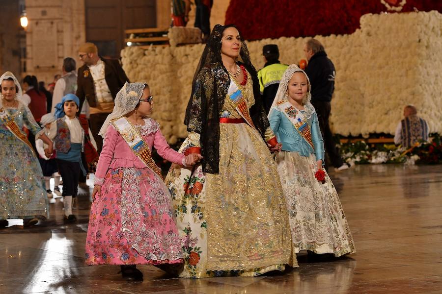 Fotos: Los rostros de la segunda jornada de la Ofrenda de flores a la Virgen de los Desamparados