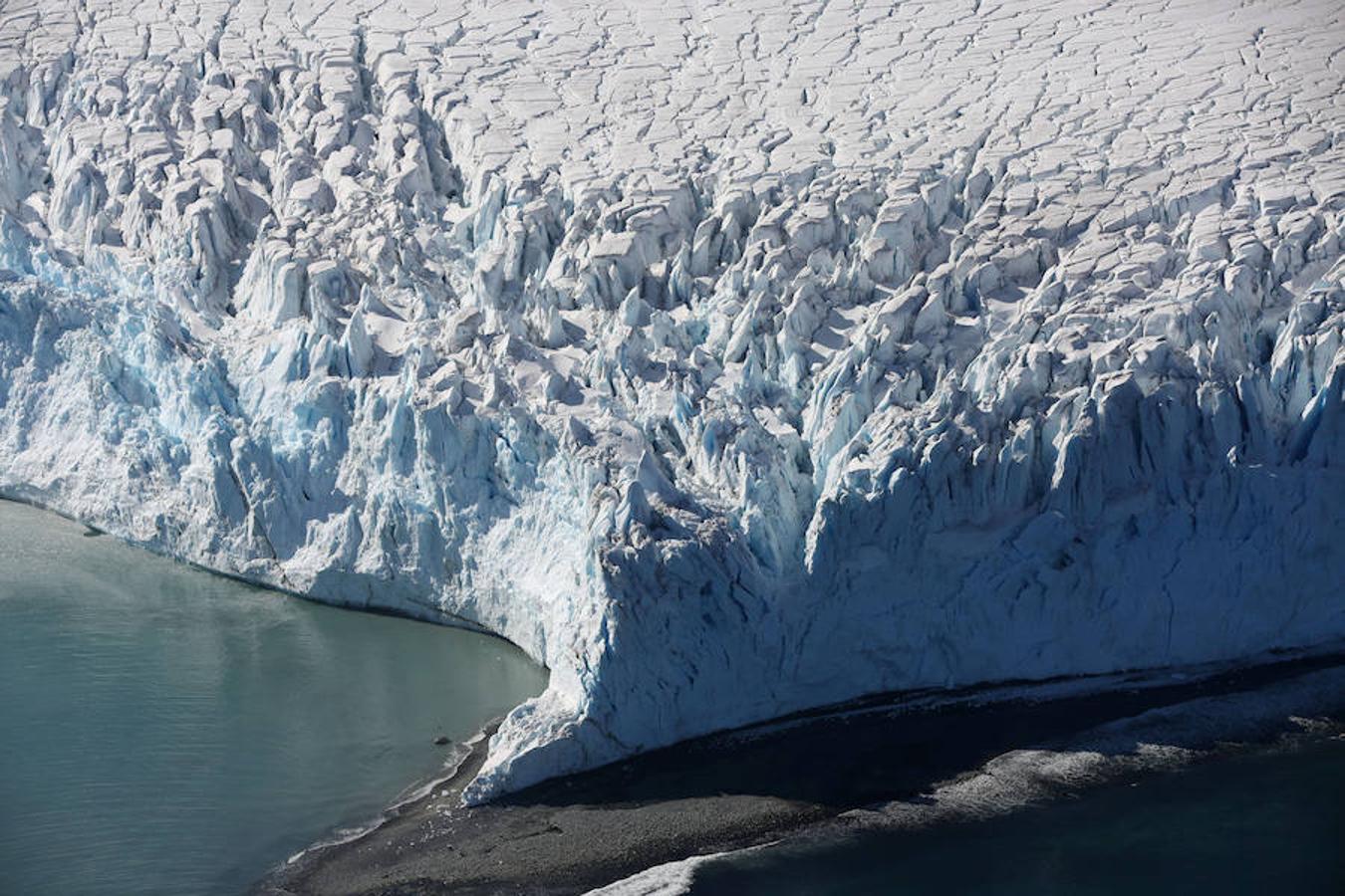 Greenpeace, la oenegé internacional que lucha por proteger y defender el medio ambiente, organizó un viaje a la Antártida para crear conciencia sobre la situación actual de la zona, recopilando vídeos e imágenres, con el fin de respaldar una propuesta de la Unión Europea para crear un refugio seguro para la vida marina, afectada por la pesca industrial.