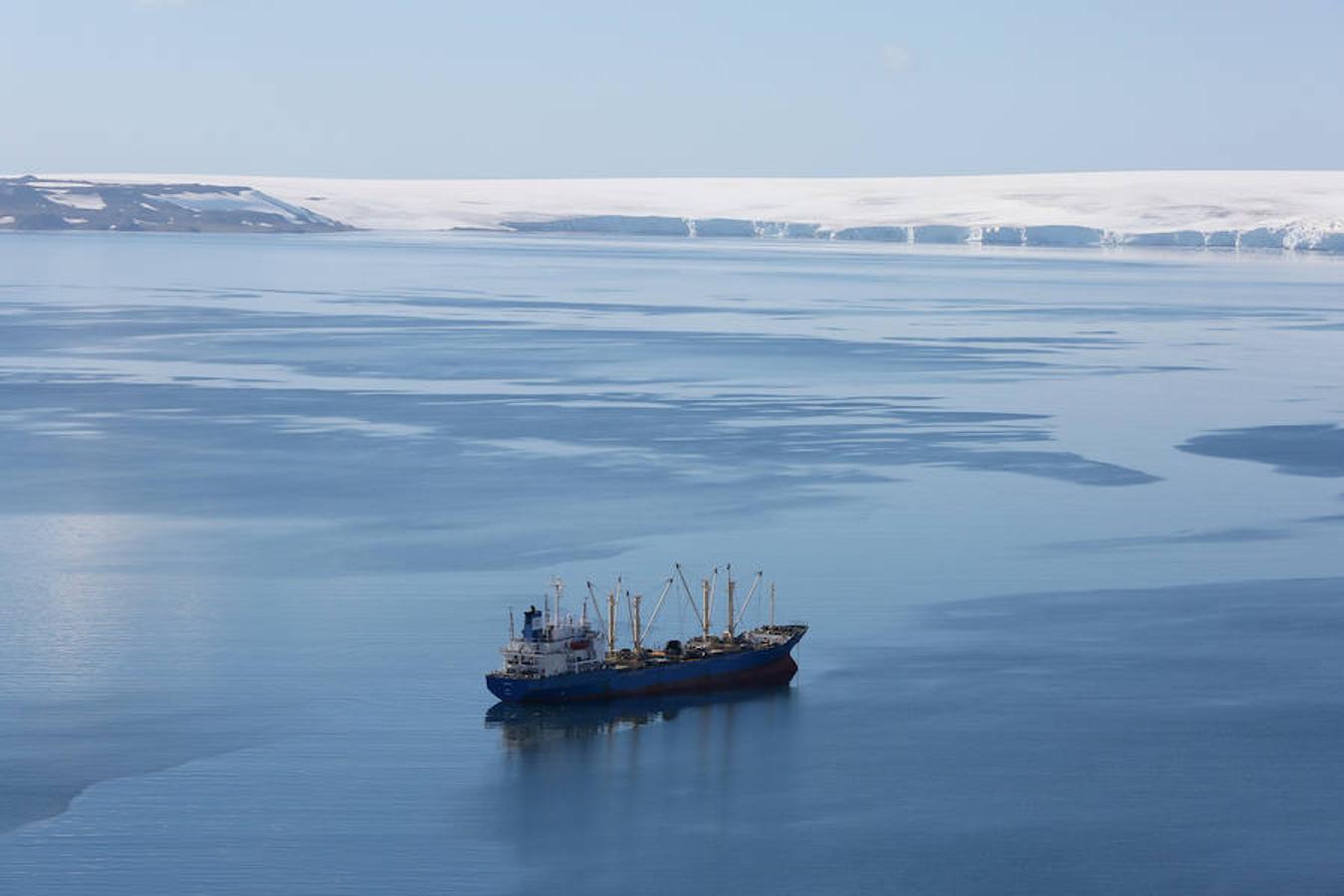 Greenpeace, la oenegé internacional que lucha por proteger y defender el medio ambiente, organizó un viaje a la Antártida para crear conciencia sobre la situación actual de la zona, recopilando vídeos e imágenres, con el fin de respaldar una propuesta de la Unión Europea para crear un refugio seguro para la vida marina, afectada por la pesca industrial.