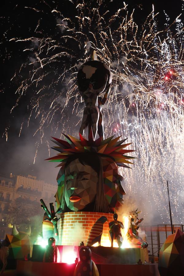 Fotos: Así ha sido la cremà de la falla municipal 2018