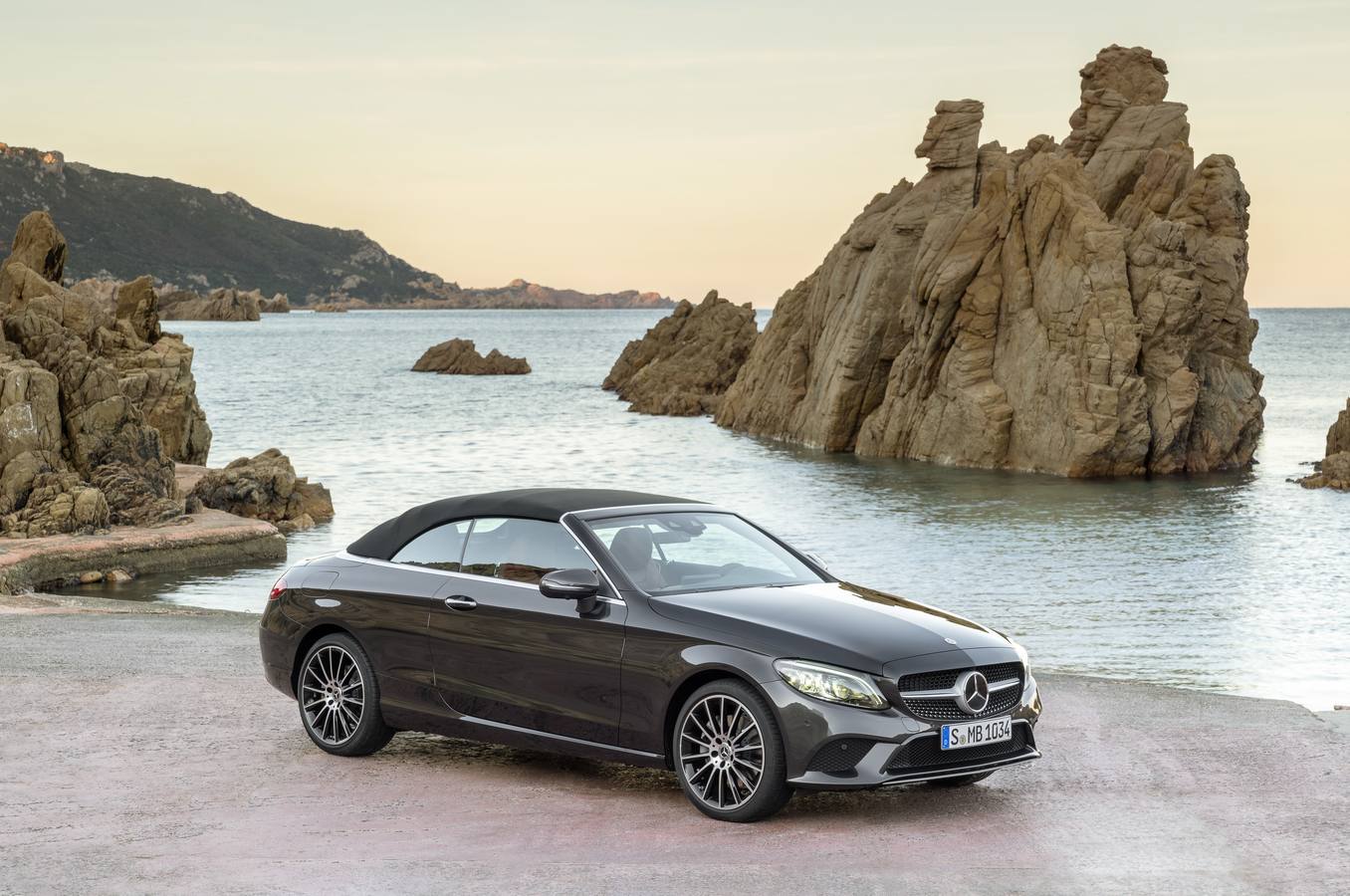 La nueva Clase C crece con los modelos de dos puertas en versiones cupé y cabrio. Además, y como tope de gama, figura el espectacular AMG C 43 con un motor de seis cilindros y tres litros que rinde una potencia de 390 CV. Los nuevos modelos llegarán a los concesionarios en julio.