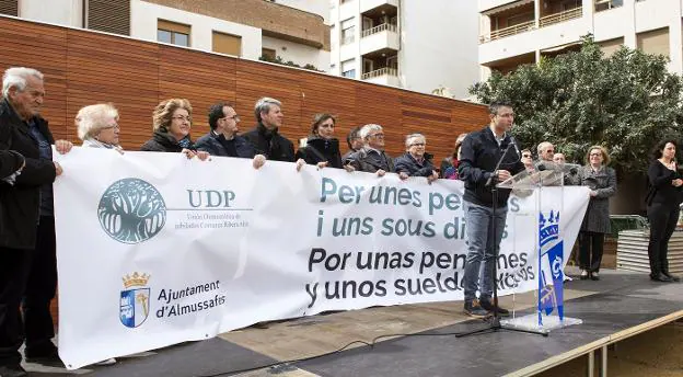 El alcalde de Almussafes, Toni González, interviene en la manifestación. 